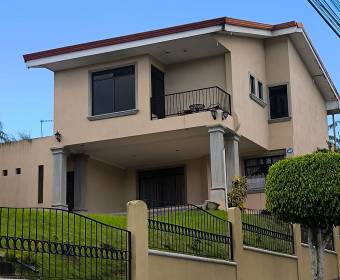 Casa a la venta en condominio Brisas del Este en Montes de Oca San José.