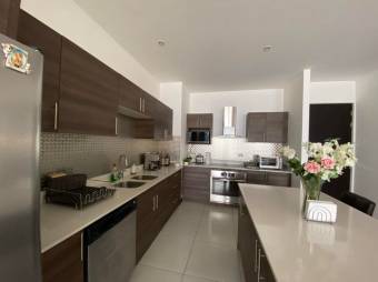 Se vende moderno apartamento en TownCenter Santa Ana 24-326