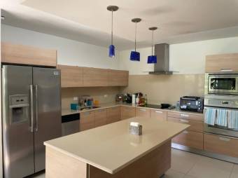 Se vende exclusiva casa en condominio de Guácima Alajuela 25-1198