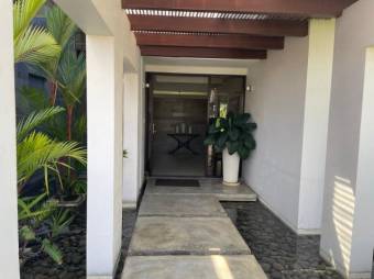 Se vende exclusiva casa en condominio de Guácima Alajuela 25-1198