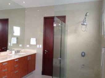 Se vende moderna casa en condominio de Escazú 23-2975