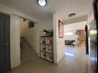 Se vende moderna casa en condominio de Escazú Centro 25-524