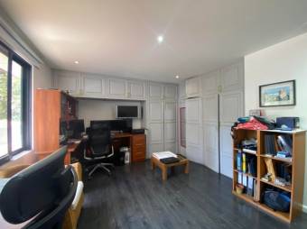 Se vende moderna casa en condominio de Escazú Centro 25-524