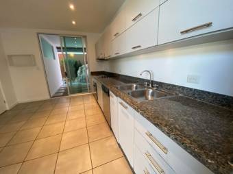 Se vende condominio de 4 apartamentos en Escazú 25-560