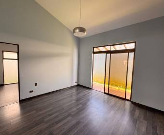 Casa a la venta en Santo Domingo de Heredia. Bien adjudicado bancario.