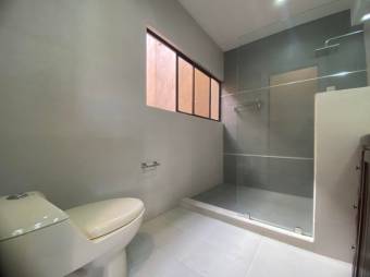 Se vende amplio apartamento en San Rafael Escazú 25-355