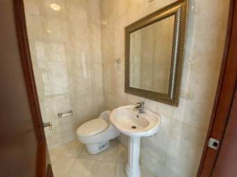 Se vende apartamento en condominio de San Rafael Escazú 24-420