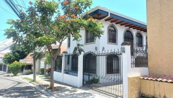 Se vende propiedad con 3 apartamentos en Escazú 24-450