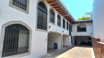 Se vende propiedad con 3 apartamentos en Escazú 24-450