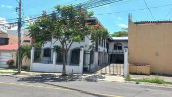 Se vende propiedad con 3 apartamentos en Escazú 24-450