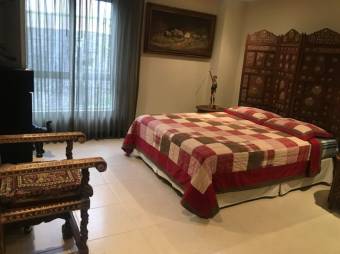 Se vende moderno apartamento en condominio de Escazú 24-1801