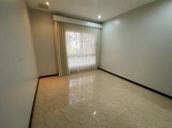 Se vende espacioso apartamento con terraza en Escazú 25-692