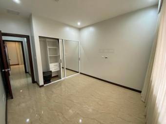 Se vende espacioso apartamento con terraza en Escazú 25-692