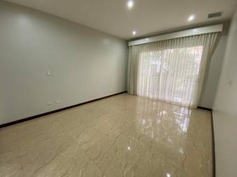 Se vende espacioso apartamento con terraza en Escazú 25-692