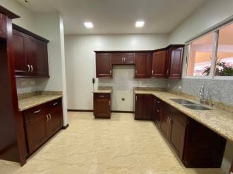 Se vende espacioso apartamento con terraza en Escazú 25-692