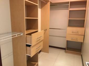 Se vende moderno apartamento en Escazú 25-696