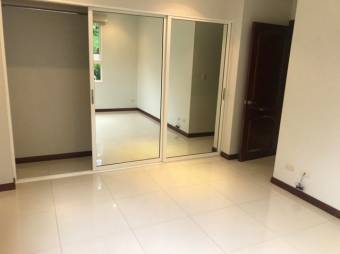 Se vende moderno apartamento en Escazú 25-696