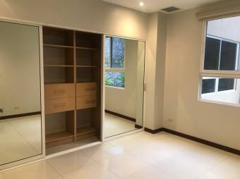 Se vende moderno apartamento en Escazú 25-696