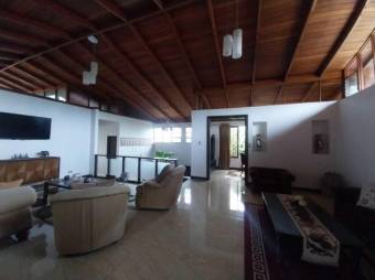 Se vende moderna casa en residencial de Escazú 25-173