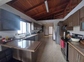 Se vende moderna casa en residencial de Escazú 25-173