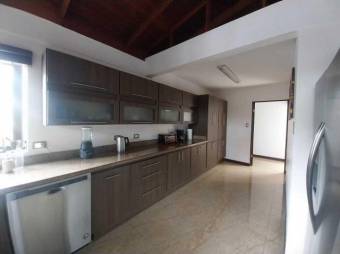 Se vende moderna casa en residencial de Escazú 25-173