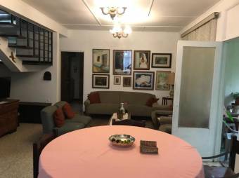 Se vende casa con amplio lote en San Rafael Escazú 25-244