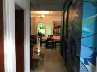 Se vende casa con amplio lote en San Rafael Escazú 25-244