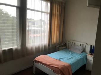 Se vende casa con amplio lote en San Rafael Escazú 25-244