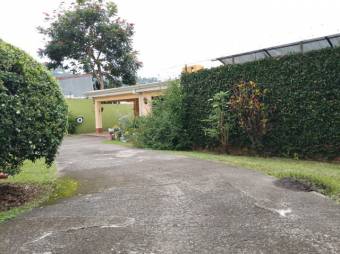 Se vende casa con amplio lote en San Rafael Escazú 25-327