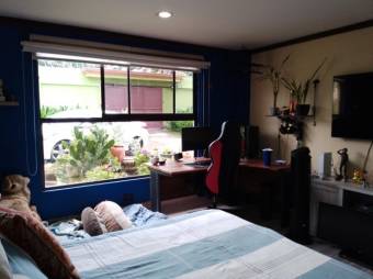 Se vende casa con amplio lote en San Rafael Escazú 25-327