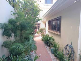 Se vende moderna casa con terraza en San Rafael Escazú 25-1164