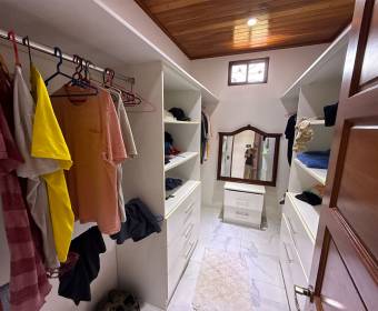 House for sale in San Miguel de Turrúcares with a large lot overlooking a nature reserve House for sale in San Miguel de Turrúcares with a large lot overlooking a nature reserve