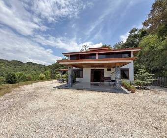 House for sale in San Miguel de Turrúcares with a large lot overlooking a nature reserve House for sale in San Miguel de Turrúcares with a large lot overlooking a nature reserve