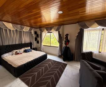 House for sale in San Miguel de Turrúcares with a large lot overlooking a nature reserve House for sale in San Miguel de Turrúcares with a large lot overlooking a nature reserve