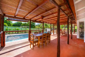 Casa con piscina y gran terreno cerca de Tamarindo