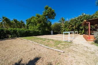 Casa con piscina y gran terreno cerca de Tamarindo