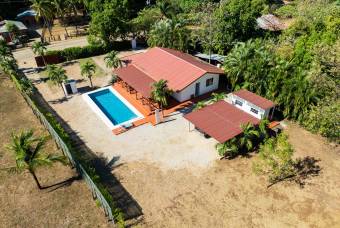 Casa con piscina y gran terreno cerca de Tamarindo