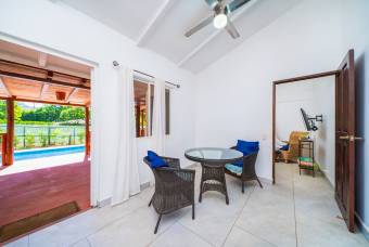 Casa con piscina y gran terreno cerca de Tamarindo
