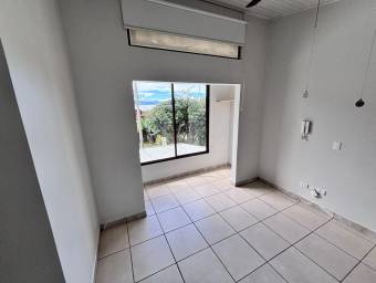 Se vende casa con patio en Mercedes Heredia 26-923
