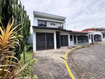 Se vende casa con patio en Mercedes Heredia 26-923