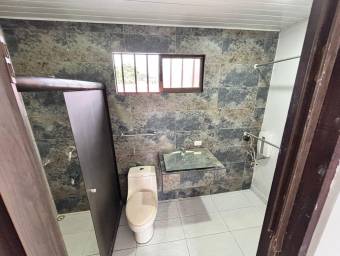 Se vende casa con patio en Mercedes Heredia 26-923