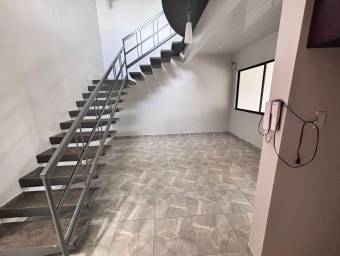 Se vende casa con patio en Mercedes Heredia 26-923