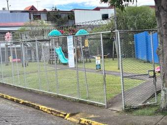 Se vende casa con patio en Mercedes Heredia 26-923