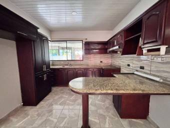 Se vende casa con patio en Mercedes Heredia 26-923