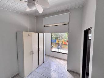 Se vende casa con patio en Mercedes Heredia 26-923
