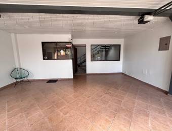 Se vende casa con patio en Mercedes Heredia 26-923
