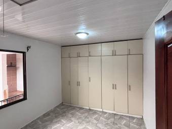 Se vende casa con patio en Mercedes Heredia 26-923