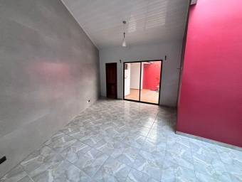 Se vende casa con patio en Mercedes Heredia 26-923