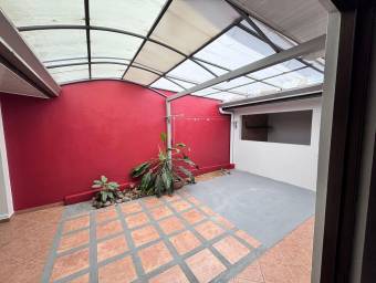 Se vende casa con patio en Mercedes Heredia 26-923