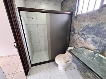 Se vende casa con patio en Mercedes Heredia 26-923